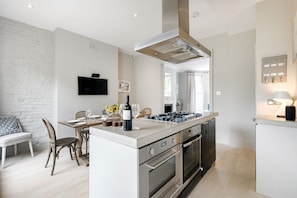 独立别墅 (3 Bedrooms) | 私人厨房 | 冰箱、微波炉、烤箱、炉灶