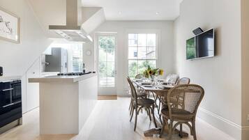 Ferienhaus (3 Bedrooms) | Essbereich im Zimmer