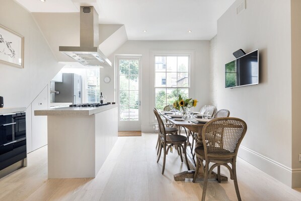 تناول الطعام داخل الغرفة