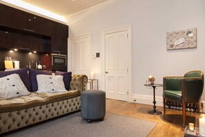 Apartment, 1 Schlafzimmer | Wohnbereich | 55-Zoll-LED-Fernseher mit Kabelempfang, Fernseher