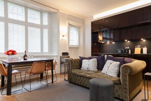 Apartment, 1 Schlafzimmer | Wohnzimmer | 55-Zoll-LED-Fernseher mit Kabelempfang, Fernseher