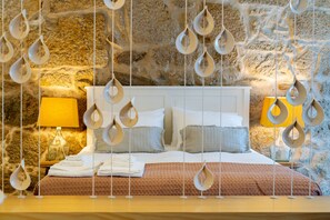 A bed with white linens, a headboard, and two bedside lamps. - Portugal Boutique Winery Apartments (Vila Nova de Gaia)