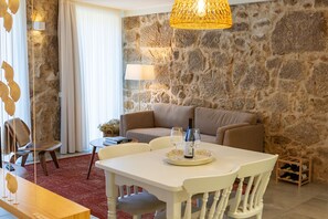 Luxury Studio Suite (Guyot) | Living room - Portugal Boutique Winery Apartments (Vila Nova de Gaia)