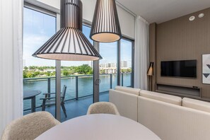 Interior - Escape to paradise in this beautifully designed 1-bedroom bayfront apartment. (Hollywood)