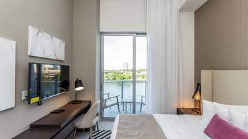 1 chambre, bureau, fer et planche à repasser, lit de bébé portatif