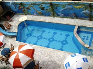 Outdoor pool, sun loungers - Peruibe Suites Flat (Peruíbe)