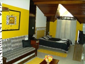 Minibar, decoración personalizada y escritorio 