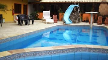 Piscina externa, espreguiçadeiras
