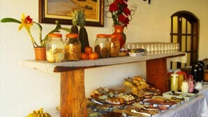 Une table de buffet proposant divers plats et accompagnements.