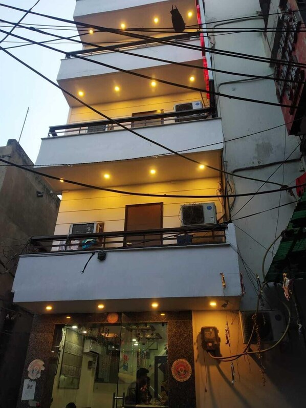 Fachada de la propiedad por la tarde o noche