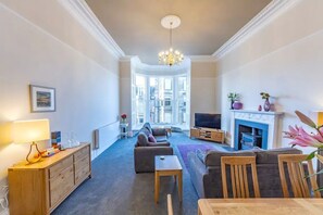 Living area - Wonderful Luxury West End Apartment (Edinburgh)