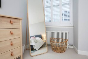 2 bedrooms, desk, iron/ironing board, WiFi