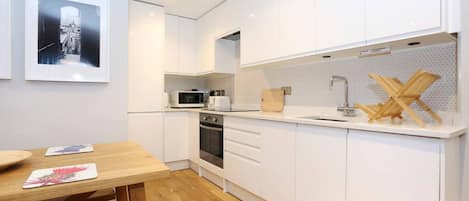 Een koelkast, een microgolfoven, een oven, een kookplaat