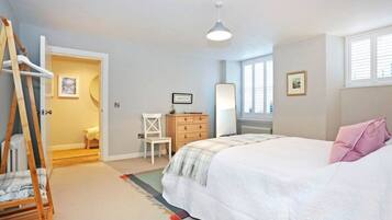 2 bedrooms, desk, iron/ironing board, WiFi