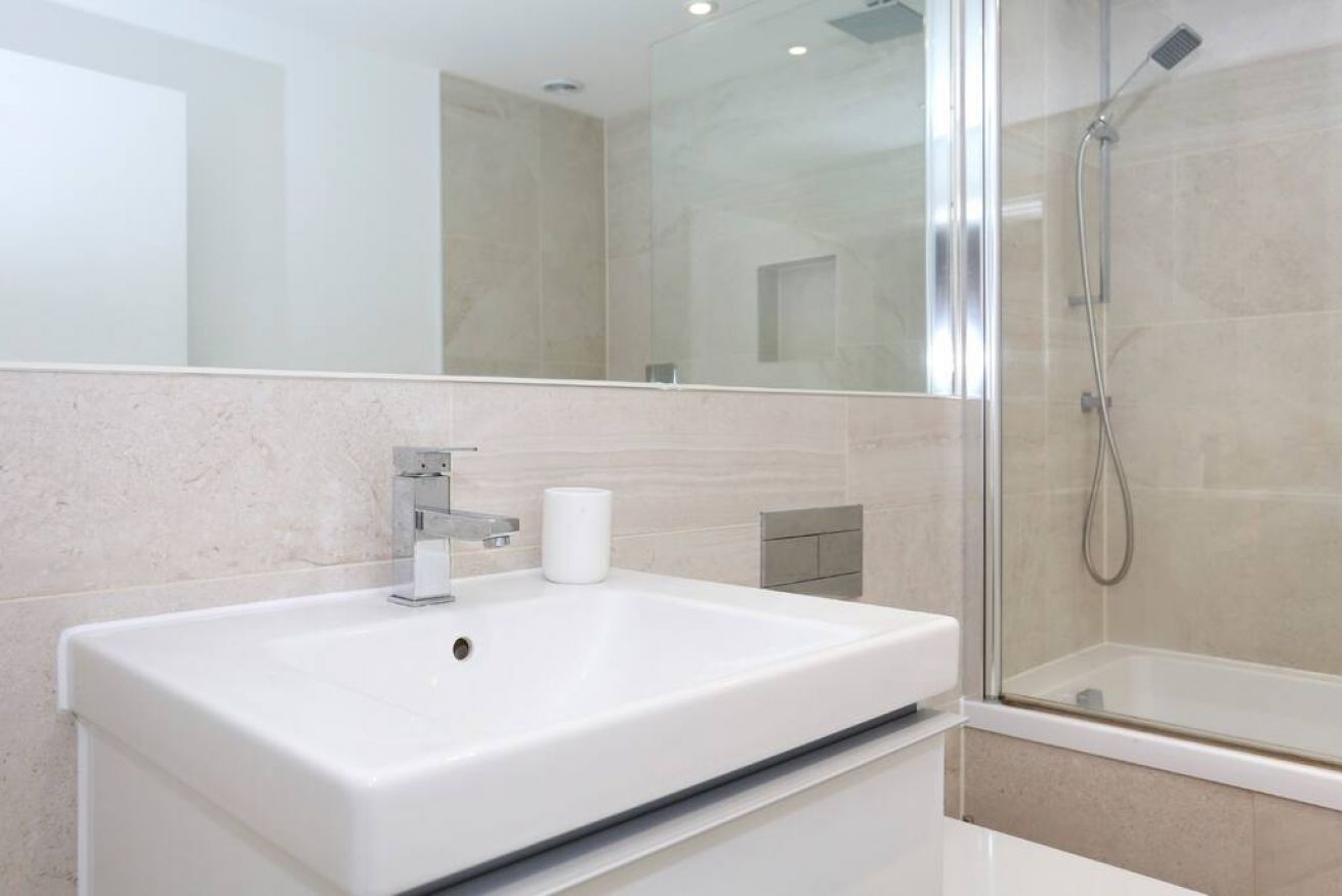 Combined shower/bathtub, hair dryer, towels
