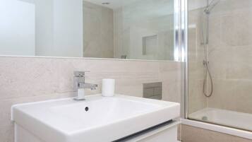 Combined shower/bathtub, hair dryer, towels