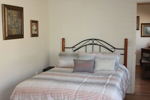 2 bedrooms, iron/ironing board, WiFi, bed sheets - Guest house at the base of Pusch Ridge Mountain (Tucson)
