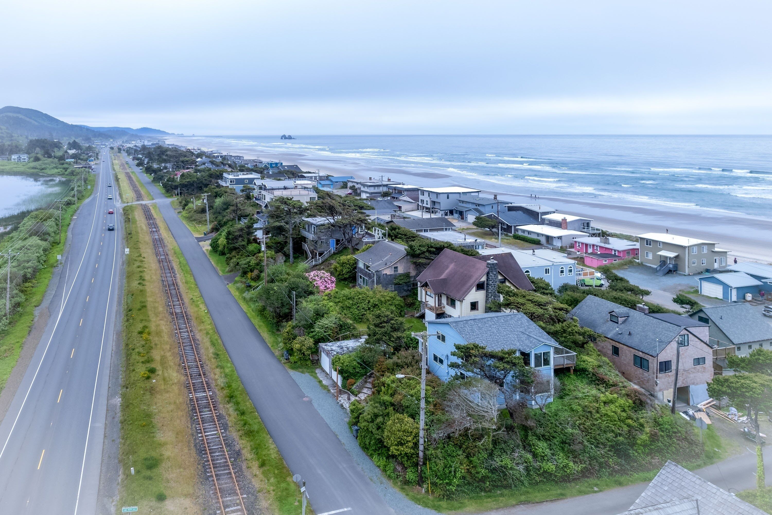 Una zona residenziale lungo la costa, con case, una strada e una spiaggia.