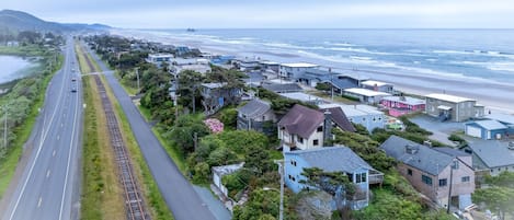 Una zona residenziale lungo la costa, con case, una strada e una spiaggia.