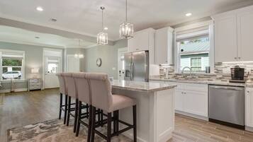 KĂŒhlschrank, Mikrowelle, Ofen, Herdplatte