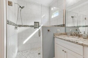 Combined shower/bathtub, hair dryer, towels, soap - Near Downtown & Beach / Luxury Linens / Chic Beach Cottage Retreat 5 Star Stay (Gulfport)