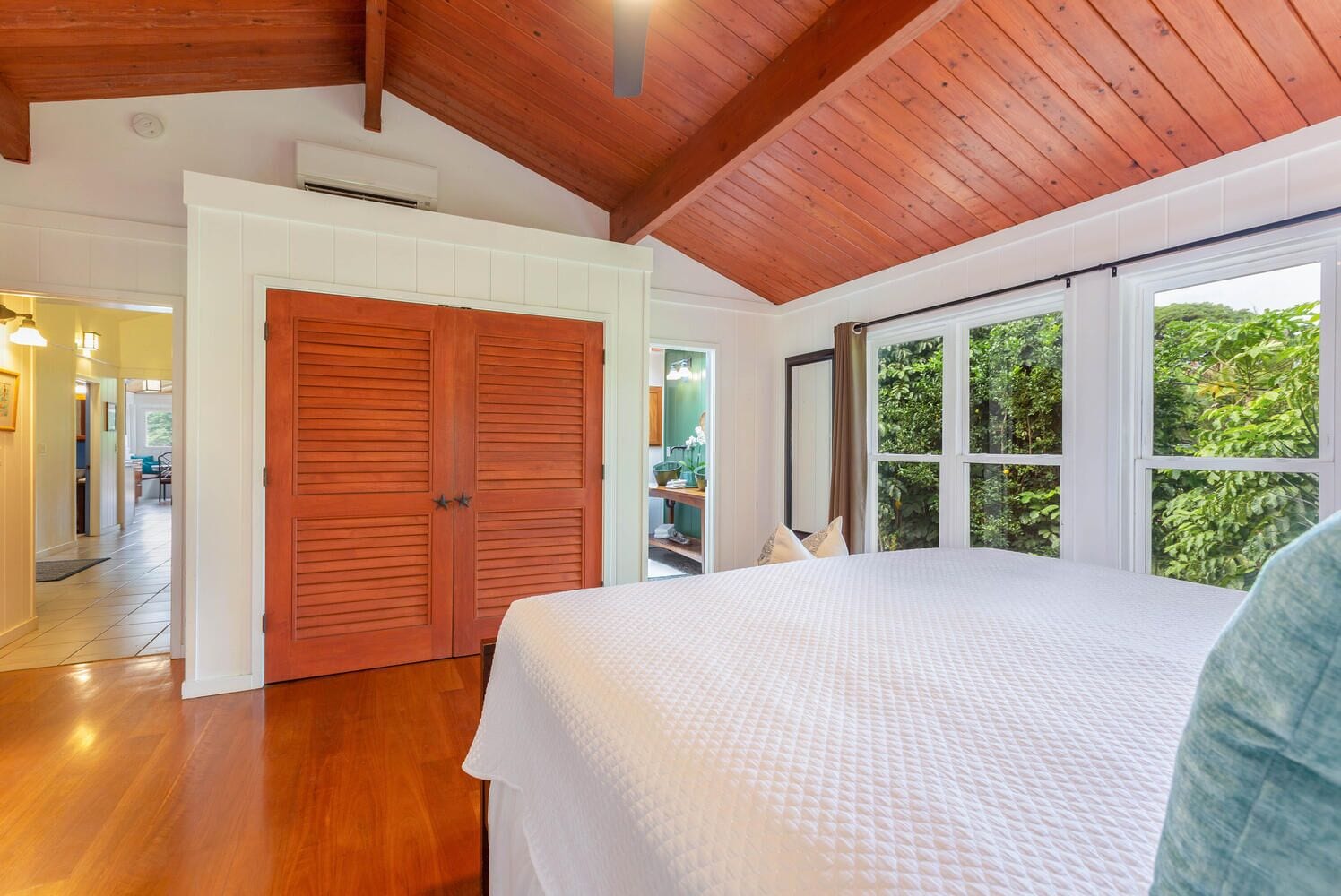 3 bedrooms, desk, iron/ironing board, travel crib