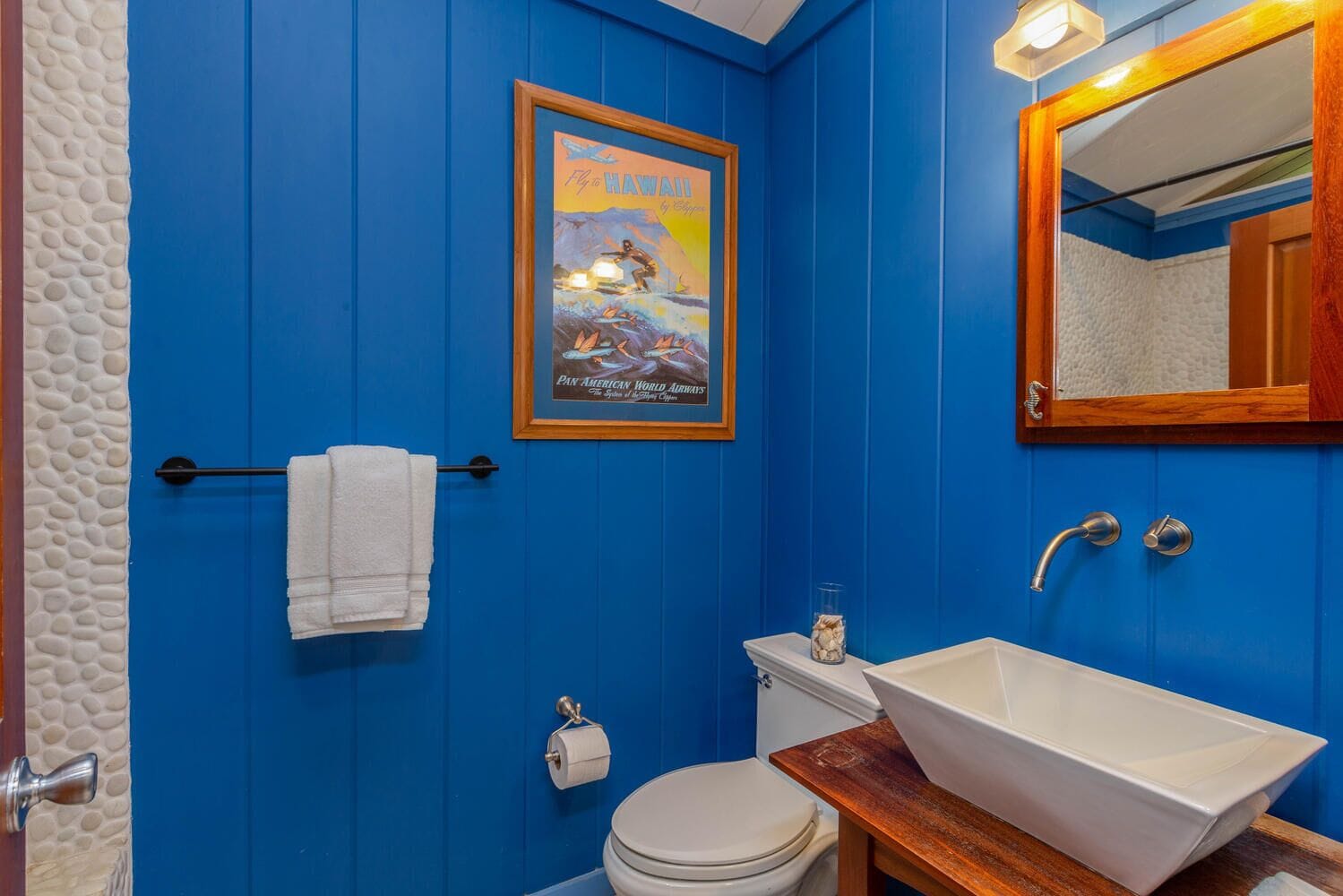 Combined shower/tub, hair dryer, towels