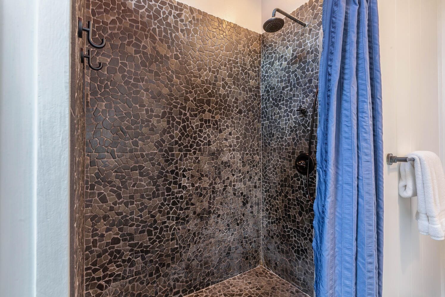 Combined shower/tub, hair dryer, towels