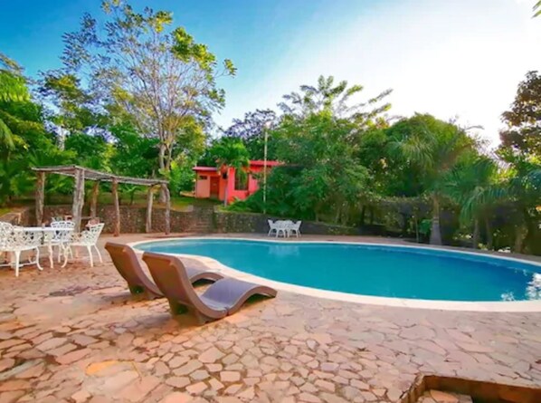 Una piscina al aire libre