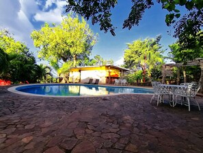Una piscina al aire libre