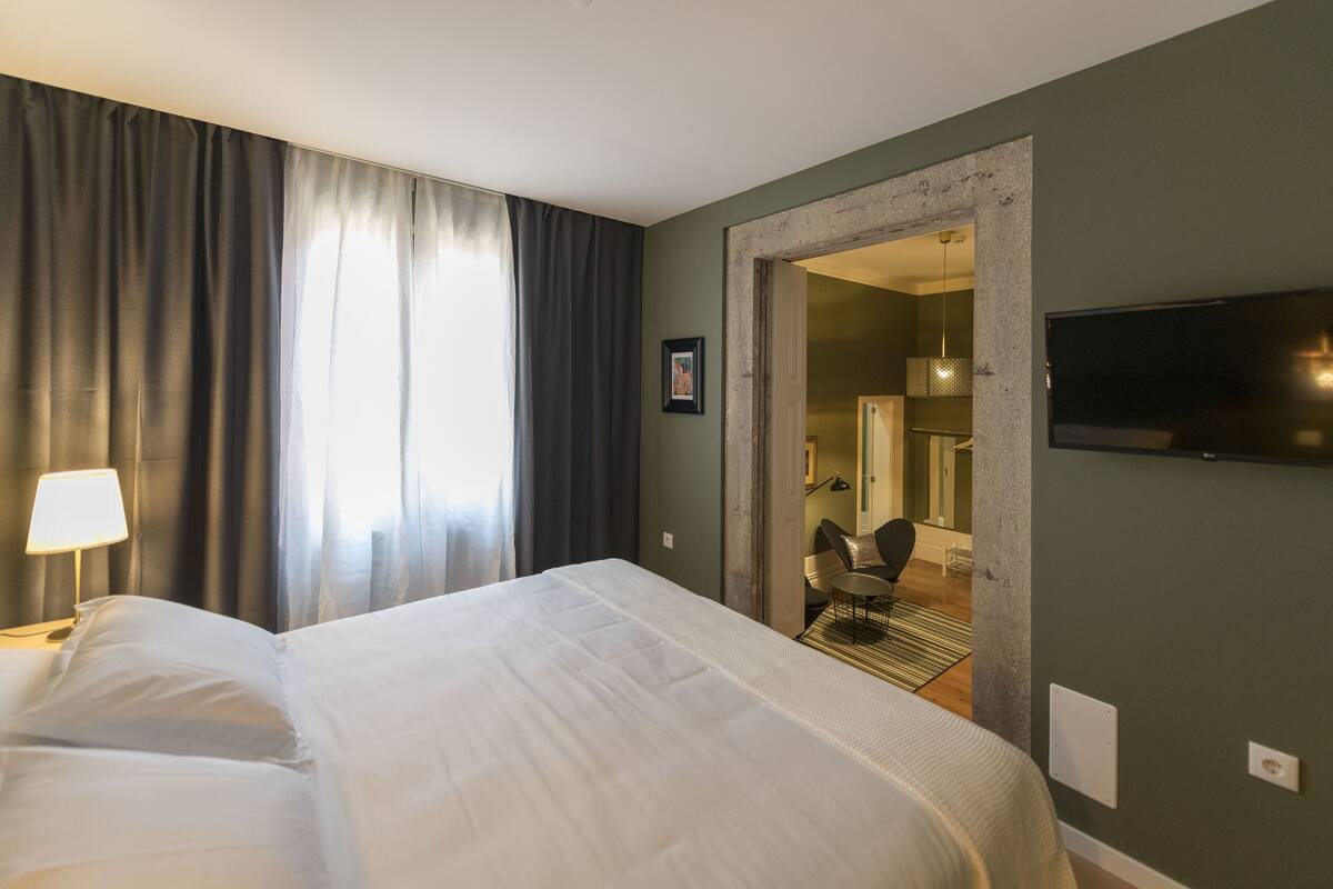 Deluxe Double Room (2)