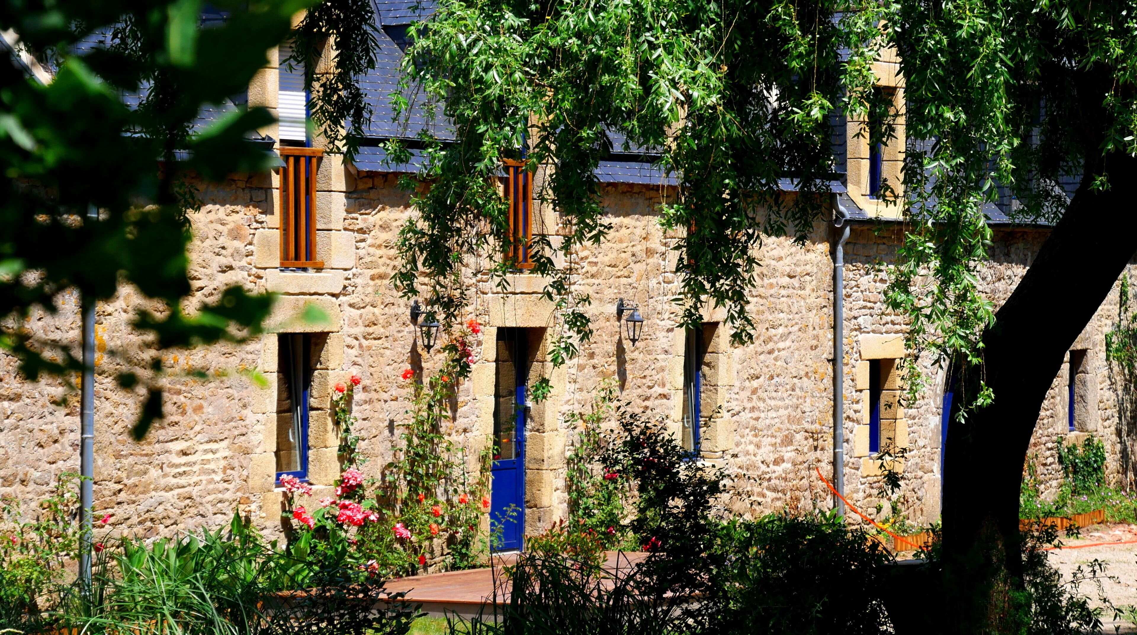 La longère dans son écrin de verdure