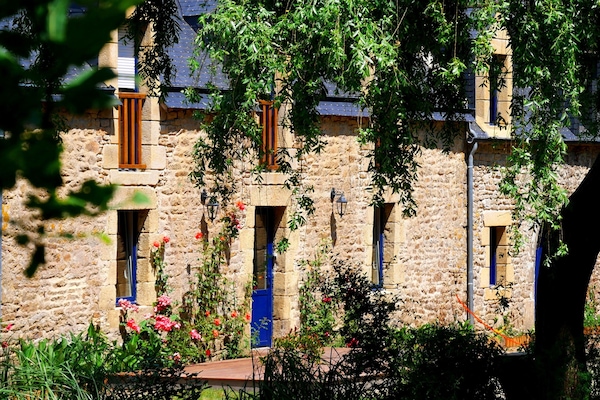 La longère dans son écrin de verdure