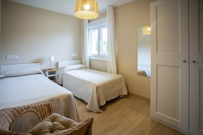 2 Schlafzimmer, Bügeleisen/Bügelbrett