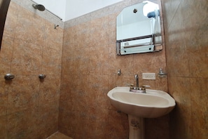 Quarto casal standard | Pia do banheiro