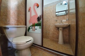 Kamar Double Standar | Kamar mandi | Kombinasi shower/bathtub dan handuk