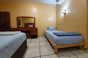 Combined shower/bathtub, towels - Hotel Colonos By Rotamundos  (Cabo San Lucas)