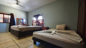 标准三人房 | 办公桌、免费 WiFi、床单