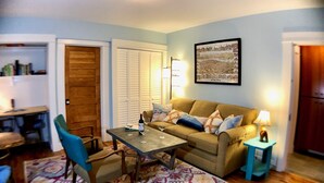 A cozy living room with a sofa, chairs, a coffee table, and a rug. - ⭐️Tranquil Hidden Gem in the ❤️ of Woodstock⭐️ (Portland)