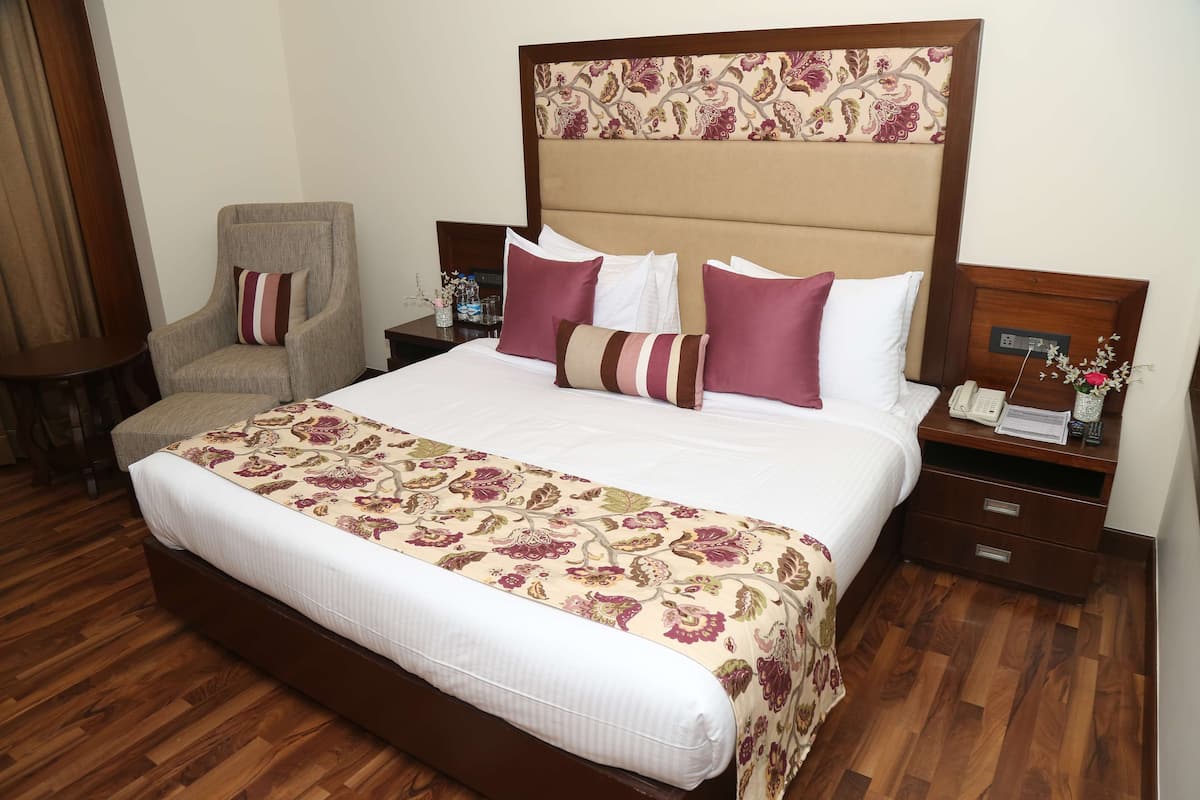 Superior Room, 1 King Bed, Non Smoking | 1 bedroom, premium bedding, memory foam beds, minibar