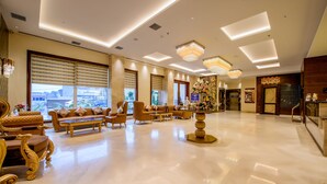 A spacious lobby with a polished marble floor, elegant furniture, and modern lighting fixtures. - Best Western Kapurthala (Kapurthala)