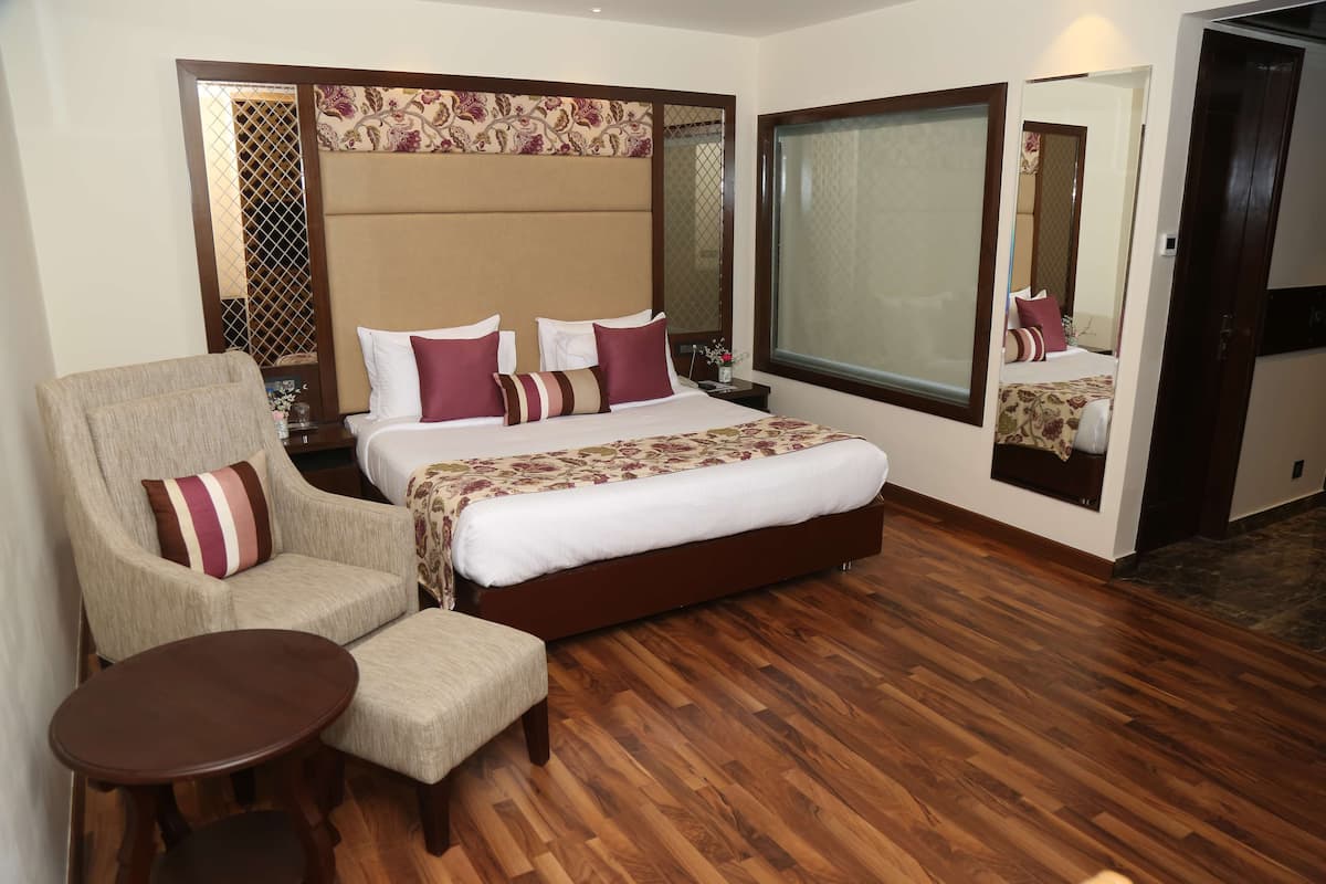 Deluxe Room, 1 King Bed, Non Smoking | 1 bedroom, premium bedding, memory foam beds, minibar