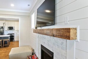 Interior - Spacious & Beautiful, 3 Minute Walk to the Beach! (Virginia Beach)