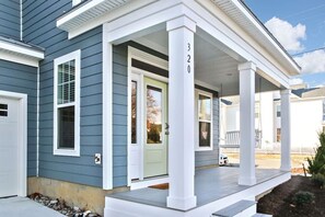 Exterior detail - Spacious & Beautiful, 3 Minute Walk to the Beach! (Virginia Beach)