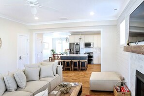 Smart TV, fireplace - Spacious & Beautiful, 3 Minute Walk to the Beach! (Virginia Beach)