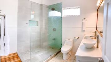 Douche, serviettes fournies, papier toilette
