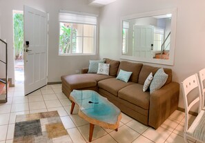 TV - Beautifully Renovated 3 Bedroom/3.5 Bath Townhome - 5 Minute Walk to Beach! (Tamarindo)