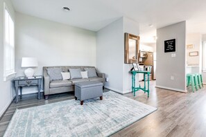 TV - Sunny Cottage At Byrd Pard In Richmond (Richmond)