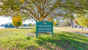 A sign for William Byrd Park Lake Rd. Entrance, indicating a park and recreation area. - Sunny Cottage At Byrd Pard In Richmond (Richmond)