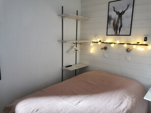 1 bedroom, iron/ironing board, travel cot, WiFi